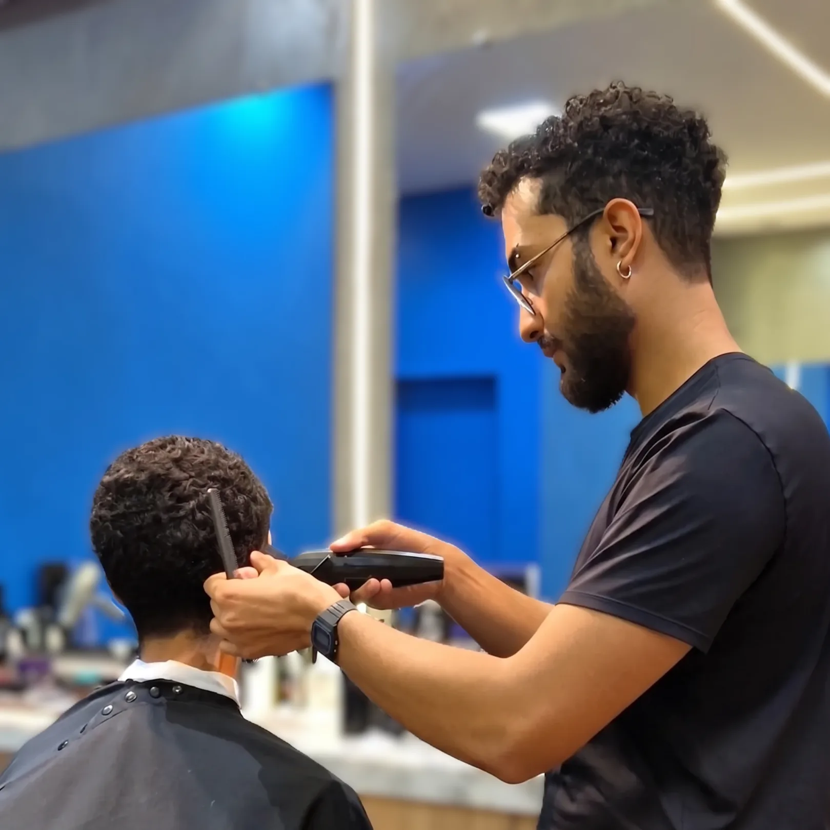 Bruno Albino em ação na Sollazzo Barbearia